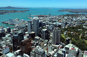 Auckland - výhľad zo Sky Tower, ktorú navštívite počas dovolenky na Novom Zélande